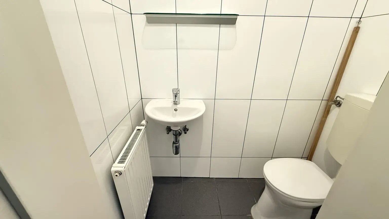 WC mit Waschbecken