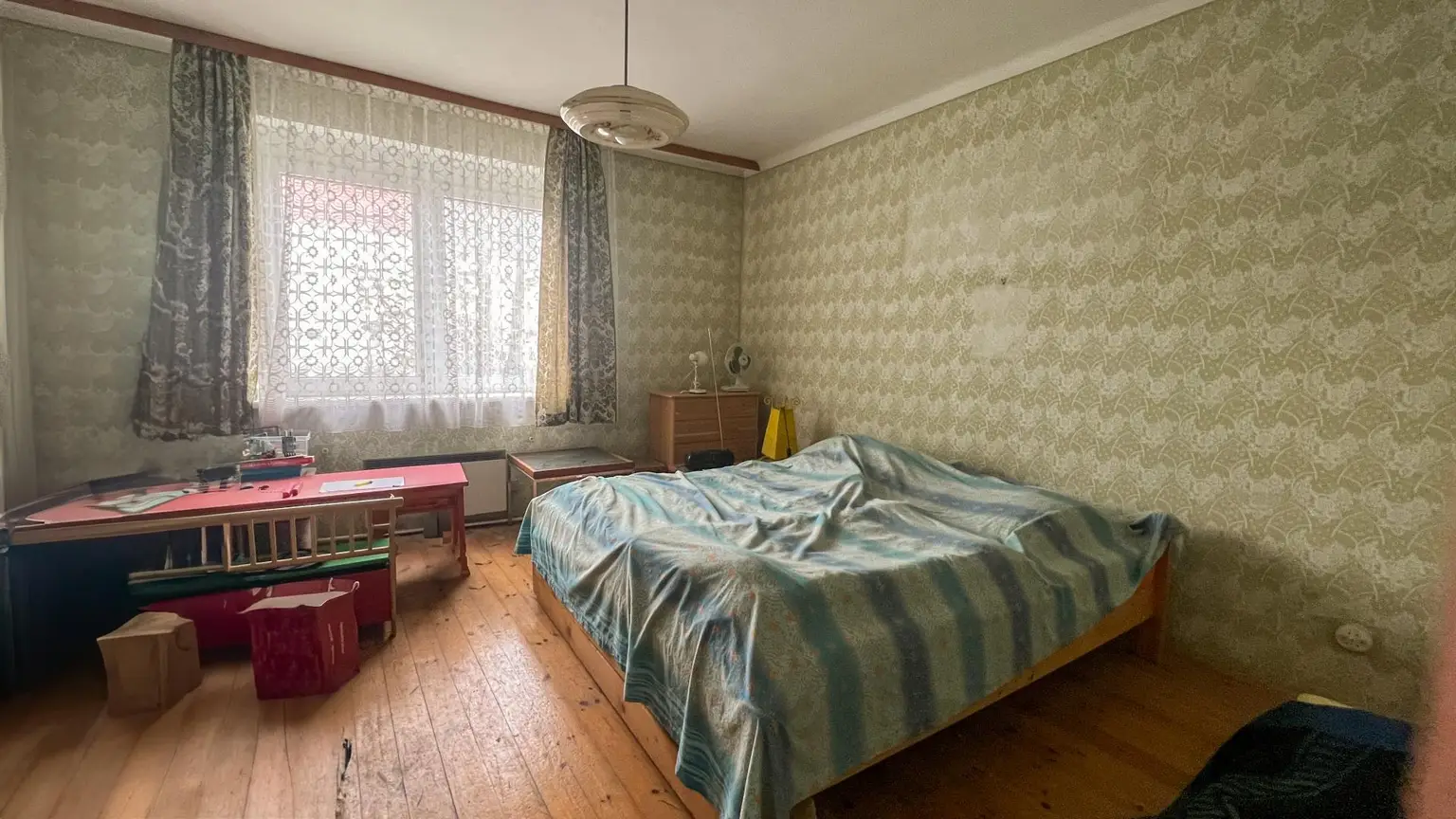 Einfamilienhaus mit großem Grundstück und Nebengebäuden