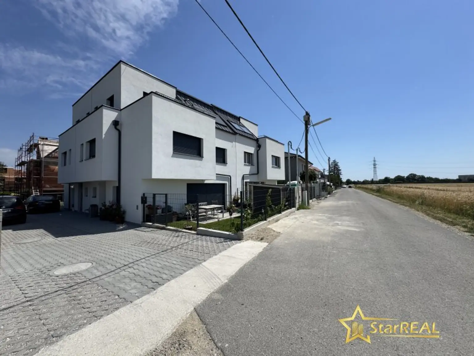 NOCH 1 EINZELHAUS (SCHLÜSSELFERTIG) FREI! 5 ZIMMER/ 3 BADEZIMMER/ 3 TOILETTEN. INKLUSIVE STELLPLATZ.