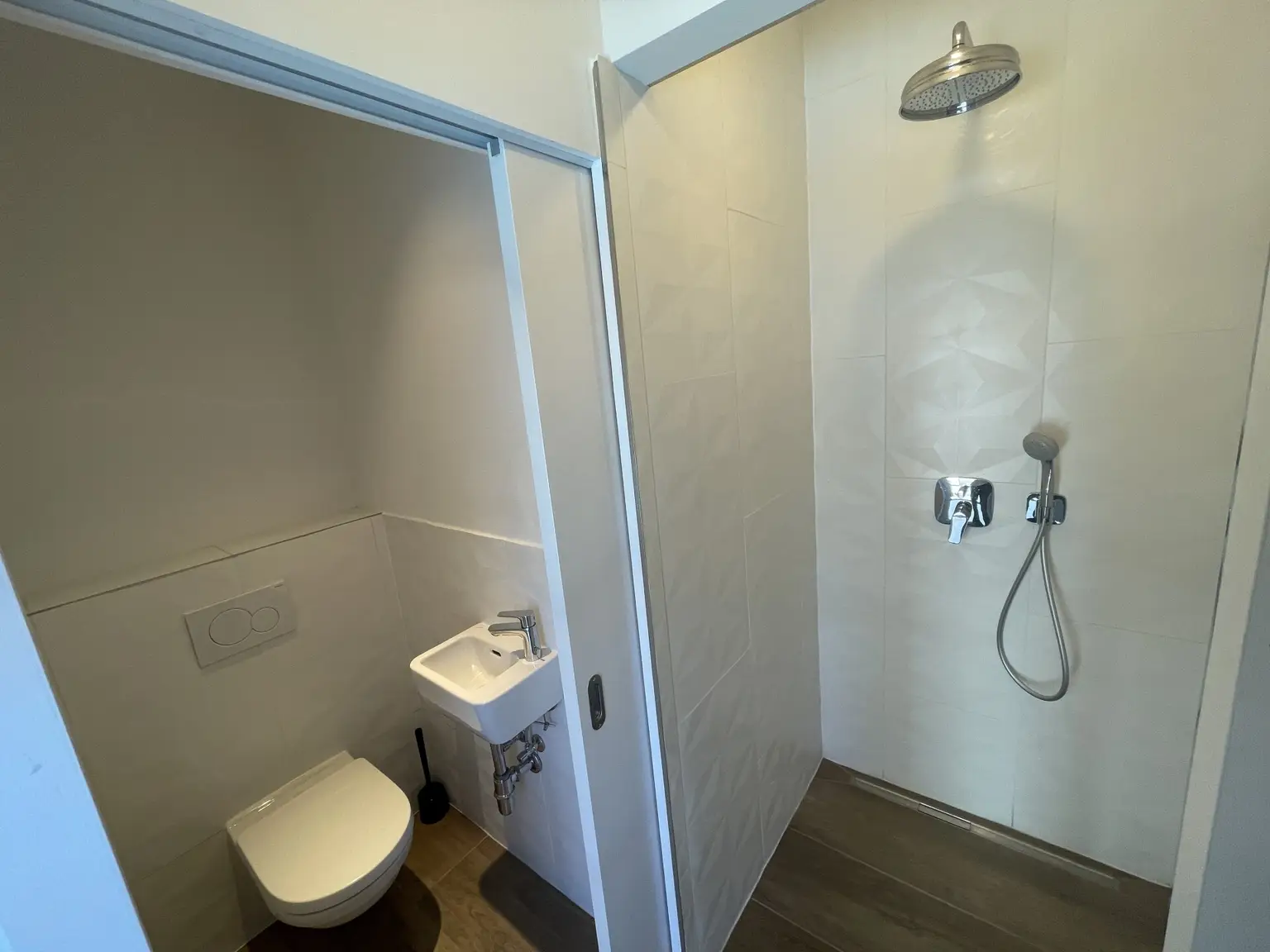 Bad mit Dusche und WC EG