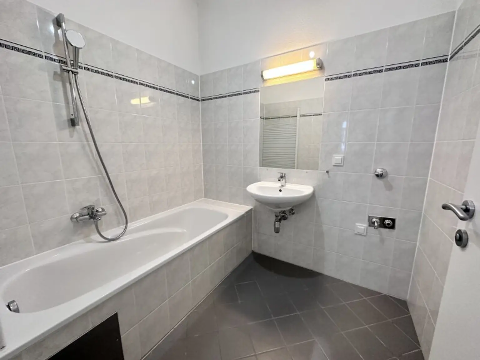 Charmante 53m² Altbauwohnung, 2 Zimmer, neue Einbauküche & Lift