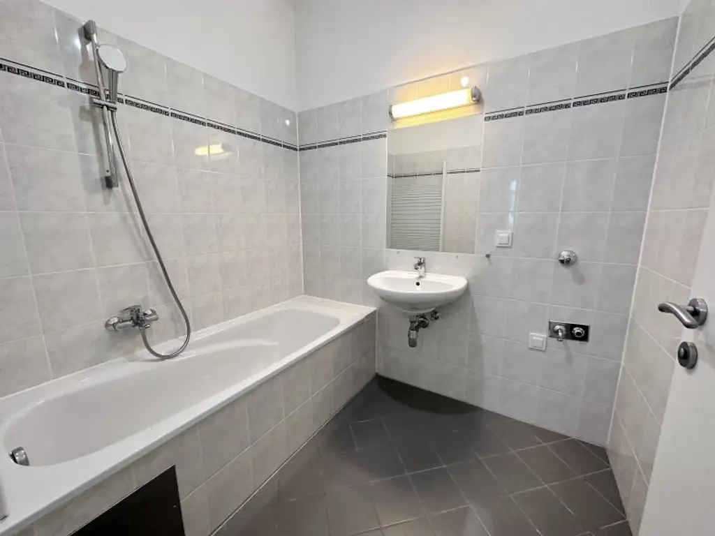 Charmante 53m² Altbauwohnung, 2 Zimmer, neue Einbauküche & Lift