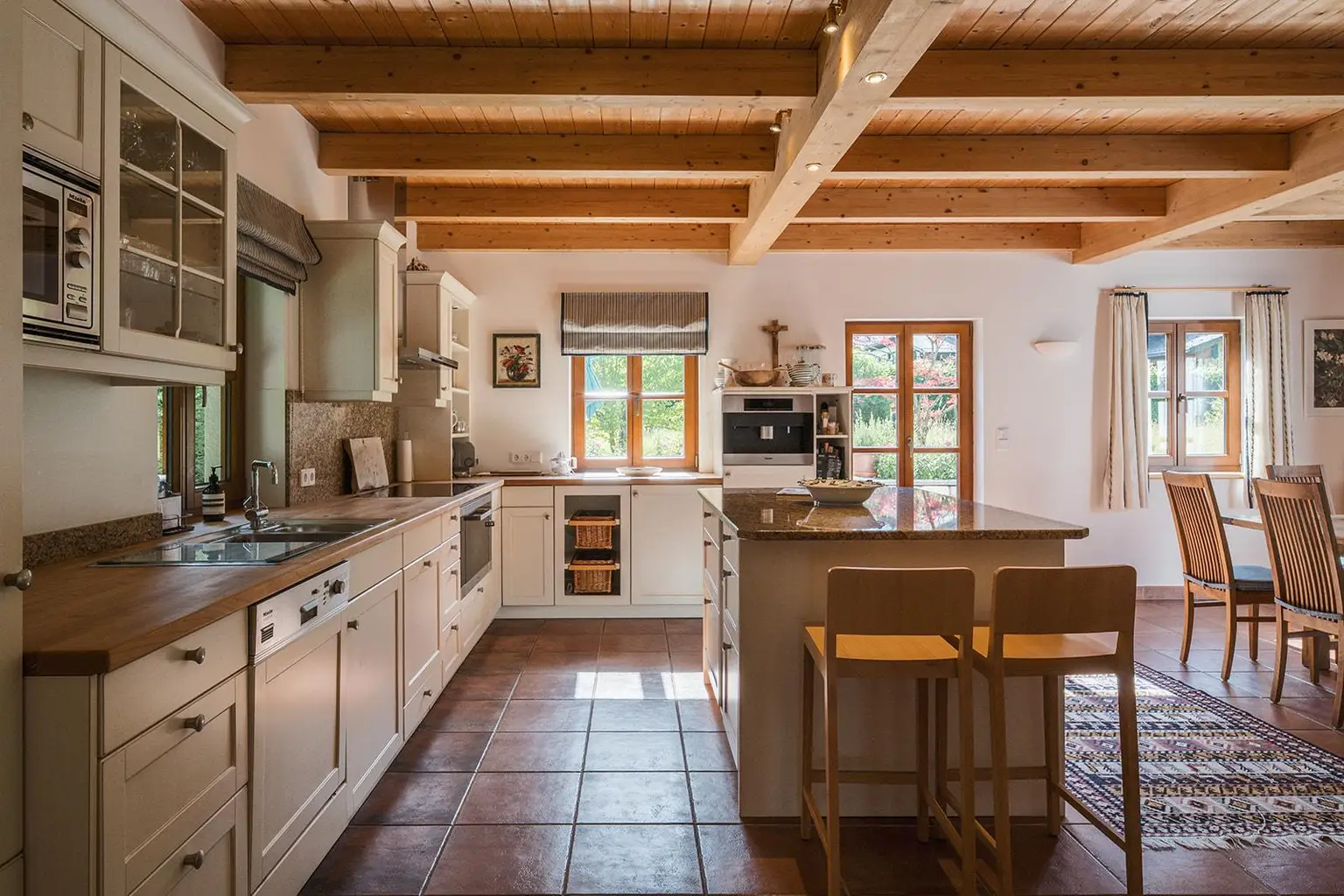 Familienanwesen - stilvoll mit großem Garten und Schwimmteich