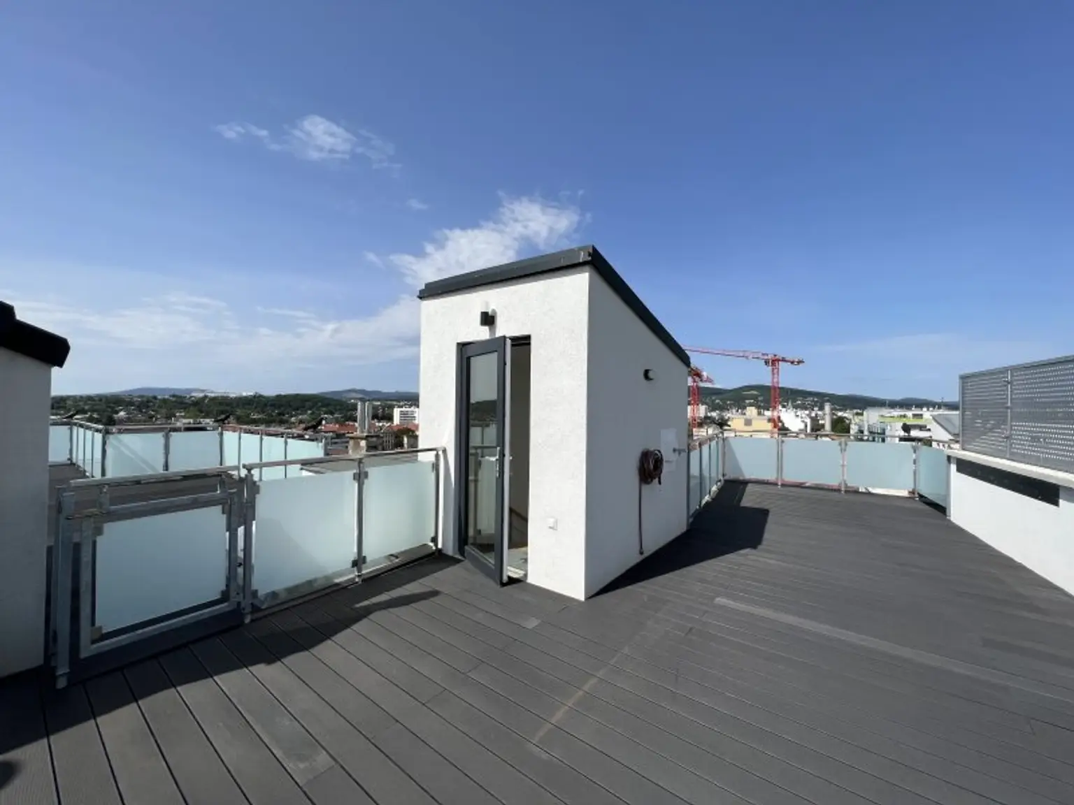 Wohnen mit Weitblick – stilvolle Dachgeschoßwohnung mit Balkon & Dachterrasse!