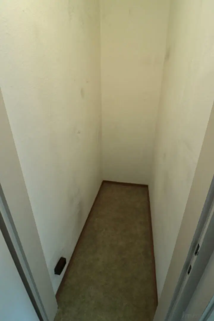 1 Zimmer mit möblierter Küche und Möbeln in Übelbach