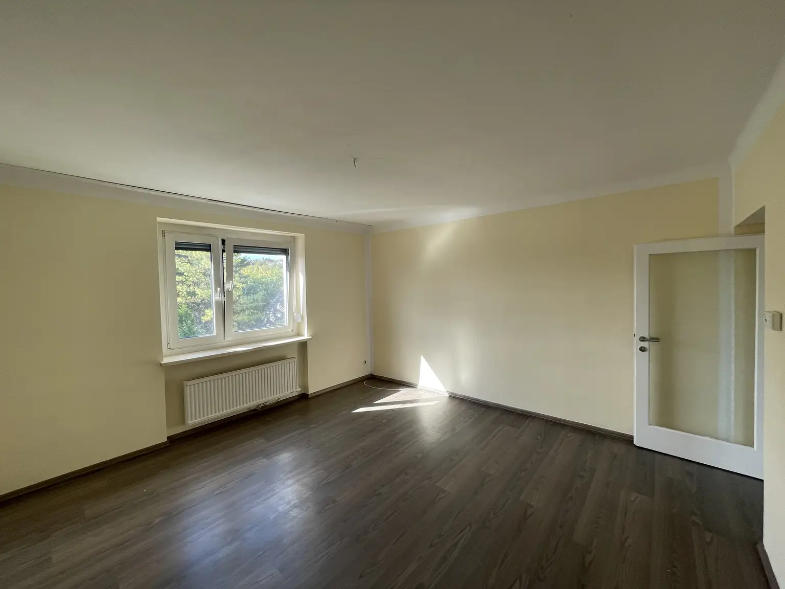 HELLE 3-ZIMMER-WOHNUNG MIT LOGGIA UND SCHÖNEM FERNBLICK - KFZ-STELLPLATZ!