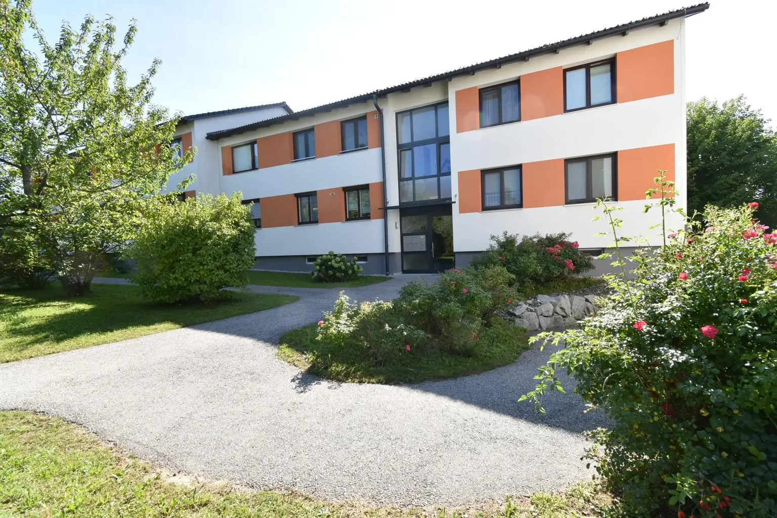 Sonnige 2-Zimmer-Wohnung mit Küche, Balkon und privater Garage in TOP LAGE!
