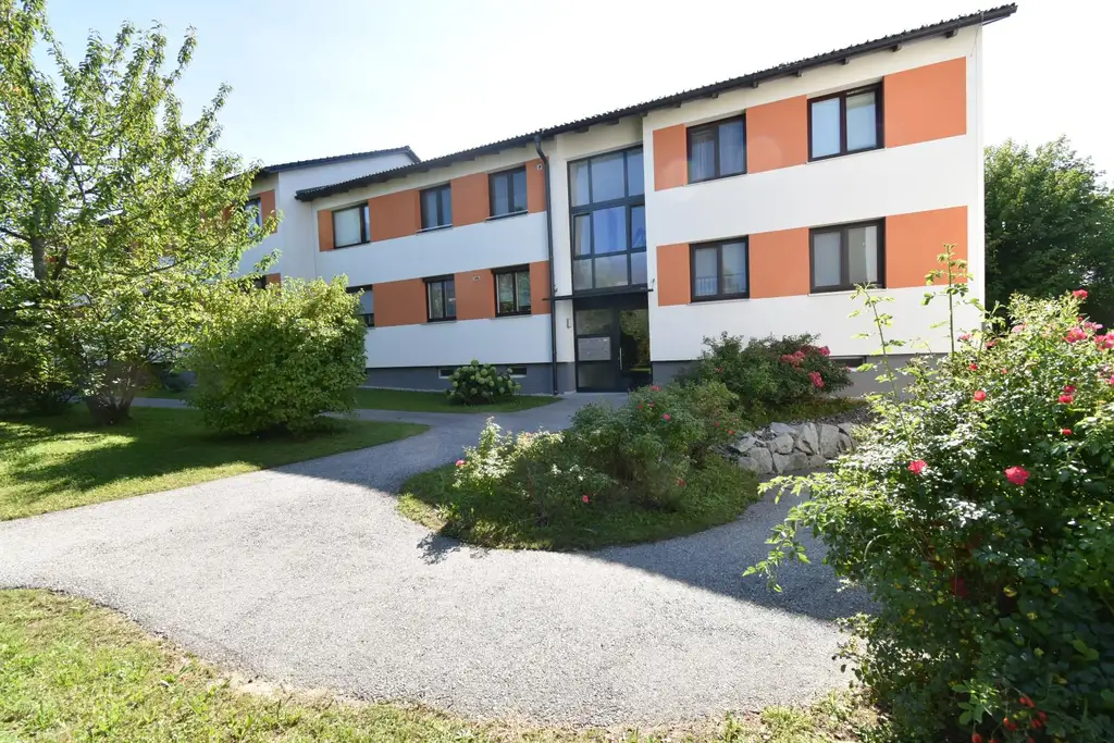 Sonnige 2-Zimmer-Wohnung mit Küche, Balkon und privater Garage in TOP LAGE!