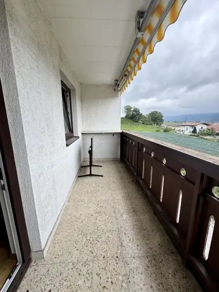 *geräumige 3 Zimmer Wohnung mit extra Küche, Balkon und Garage! Super schöne Aussicht inkludiert!