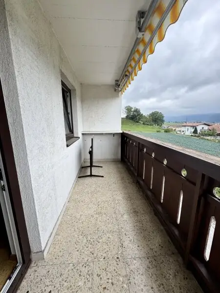 *geräumige 3 Zimmer Wohnung mit extra Küche, Balkon und Garage! Super schöne Aussicht inkludiert!