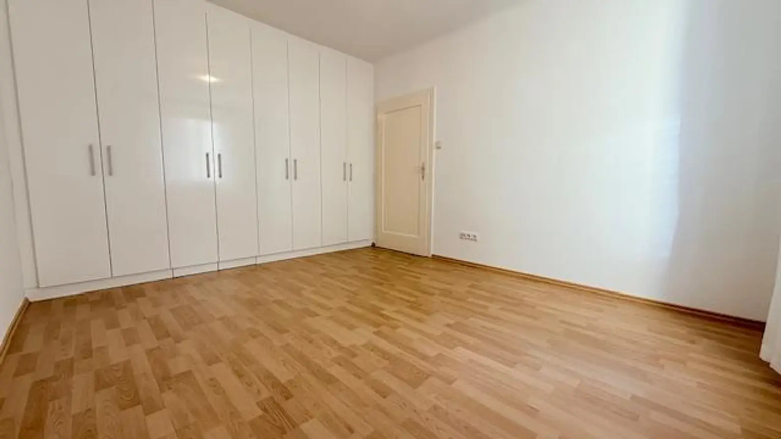 Top Lage an Grenze zum 1. Bezirk. 2 -Zimmer Neubauwohnung mit Stellplatz im Innenhof!