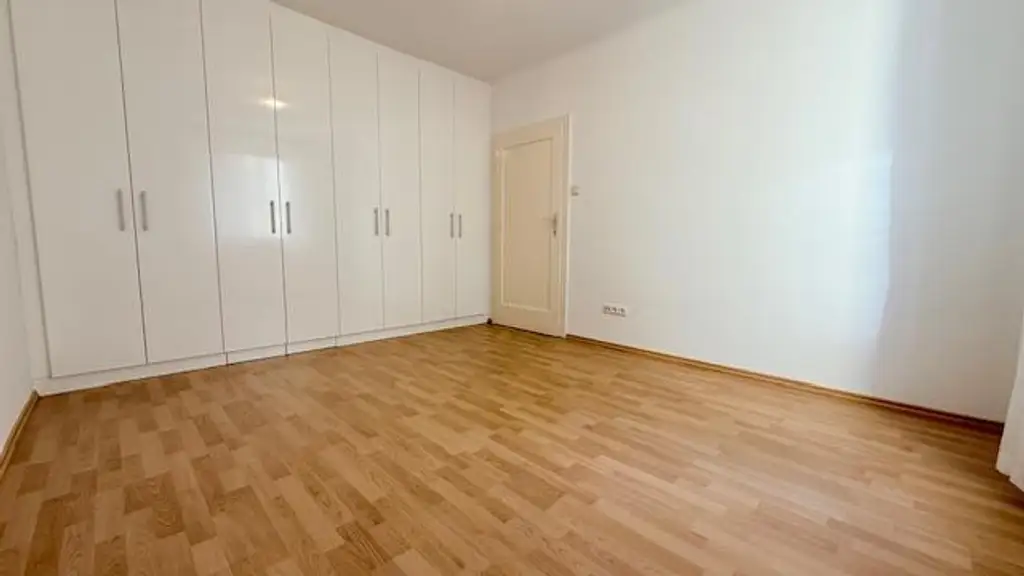 Top Lage an Grenze zum 1. Bezirk. 2 -Zimmer Neubauwohnung mit Stellplatz im Innenhof!