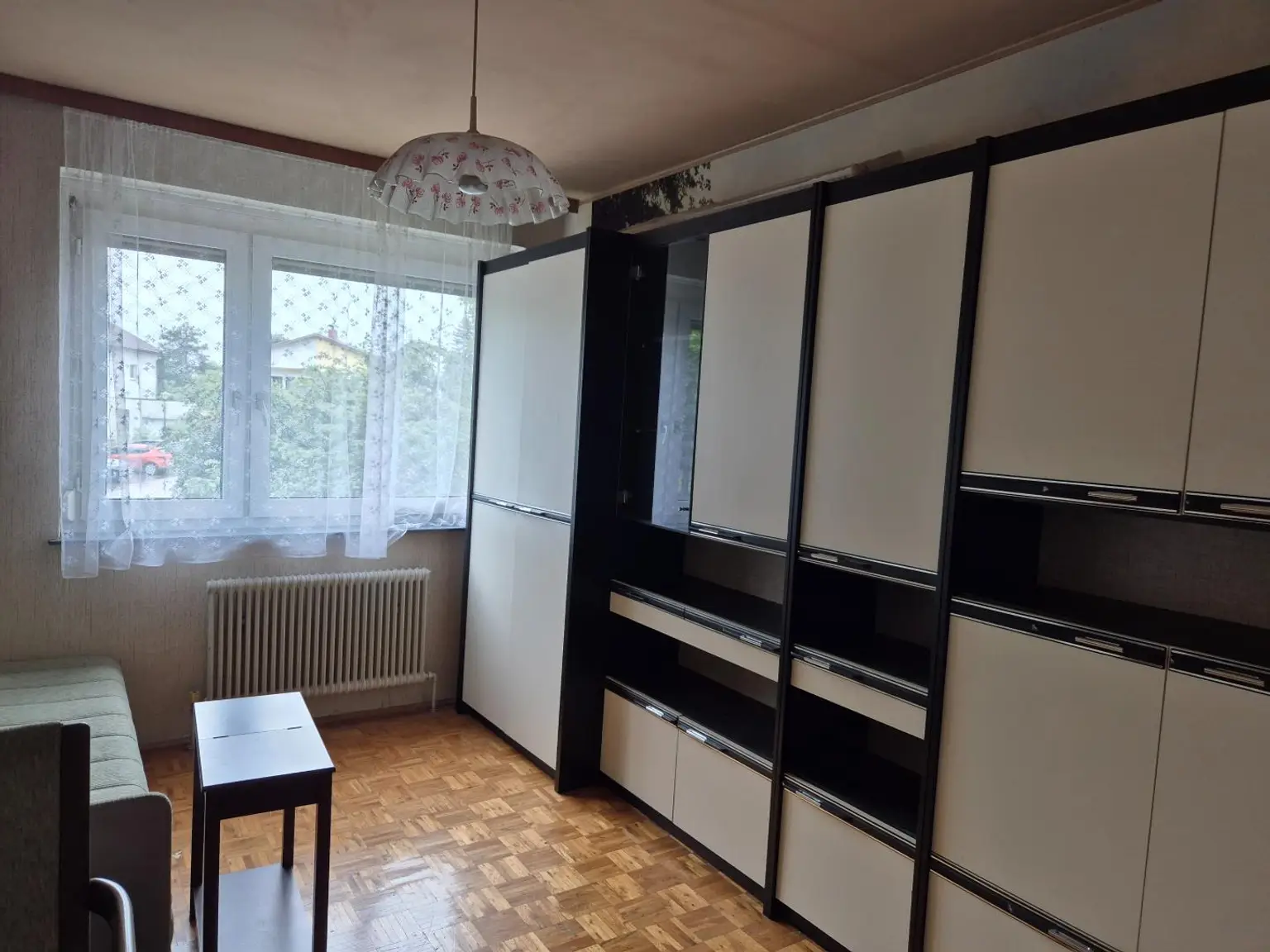 Renovierungsbedürftige 4 Zimmer Wohnung mit Loggia