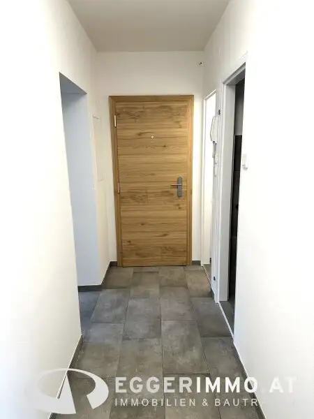 5710 Kaprun: Newly renovated 3-room apartment in a quiet location in Kaprun, near the center, available for rent from November 2025. Parking space available!