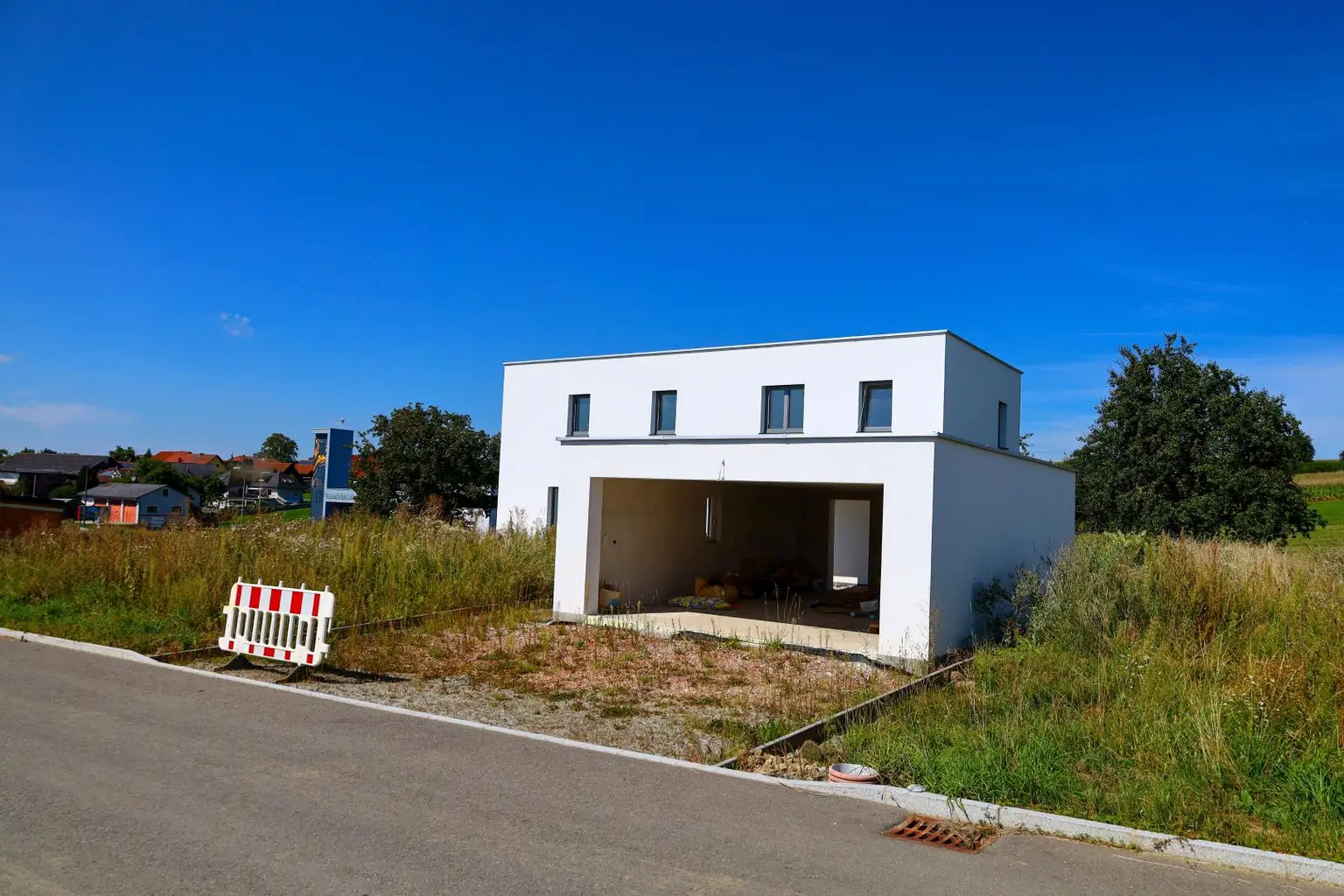 Neubau-Einfamilienhaus in St. Roman – modernes Wohnen mit offenem Design & Südwestgarten