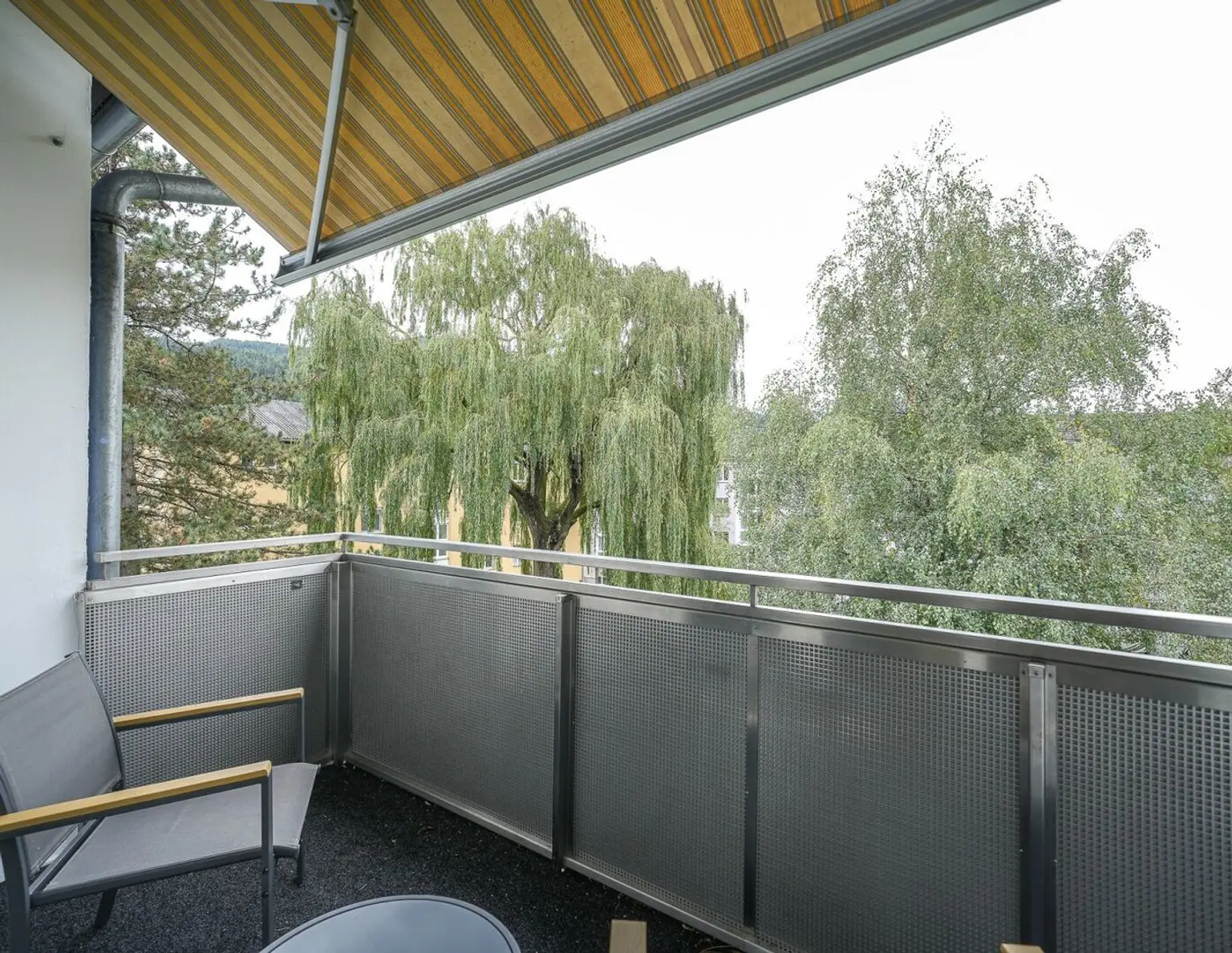 INNSBRUCK-AMRAS: RUHIGE, TOP SANIERTE WOHNUNG MIT 3,5 ZIMMERN UND ALPENPANORAMA