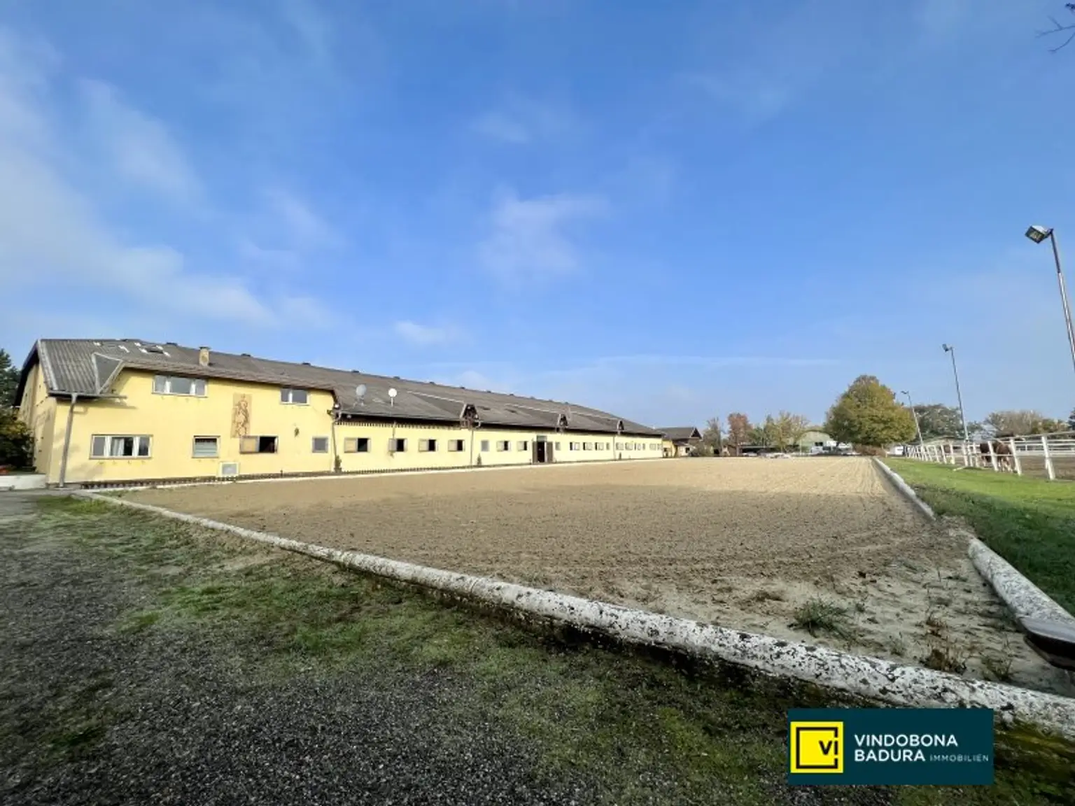 Exklusive Reitsportanlage vor den Toren Wiens – 145 Boxen | Reithallen | Reitplätze | Koppeln | Villa & Personalwohnungen