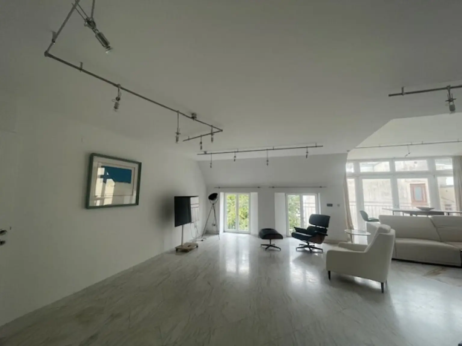 Möblierte Dachgeschoss Maisonette, 5 Zimmer, +3 (4) Schlafzimmer, 2 Bäder, Terrasse, offener Kamin - sehr attraktive Wohnung | furnished 4 BR apartment with 3 bathroom and terrace