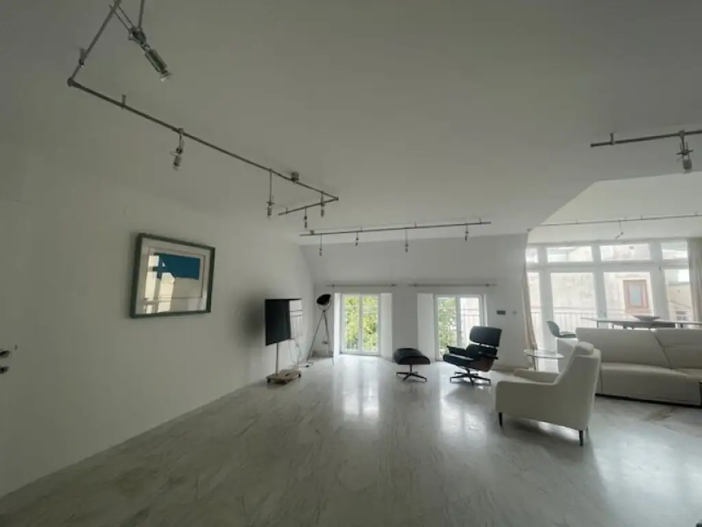 Möblierte Dachgeschoss Maisonette, 5 Zimmer, +3 (4) Schlafzimmer, 2 Bäder, Terrasse, offener Kamin - sehr attraktive Wohnung | furnished 4 BR apartment with 3 bathroom and terrace