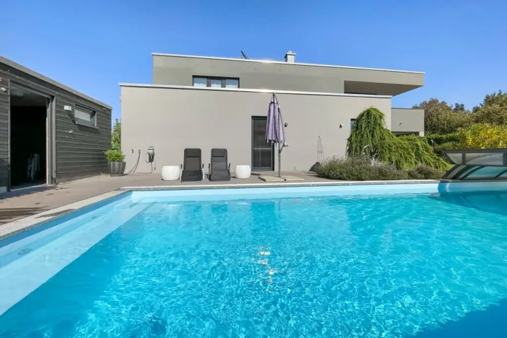 Exklusive Villa mit Indoor- & Outdoor-Pool, Smart-Home-Ausstattung und durchdachtem Raumkonzept