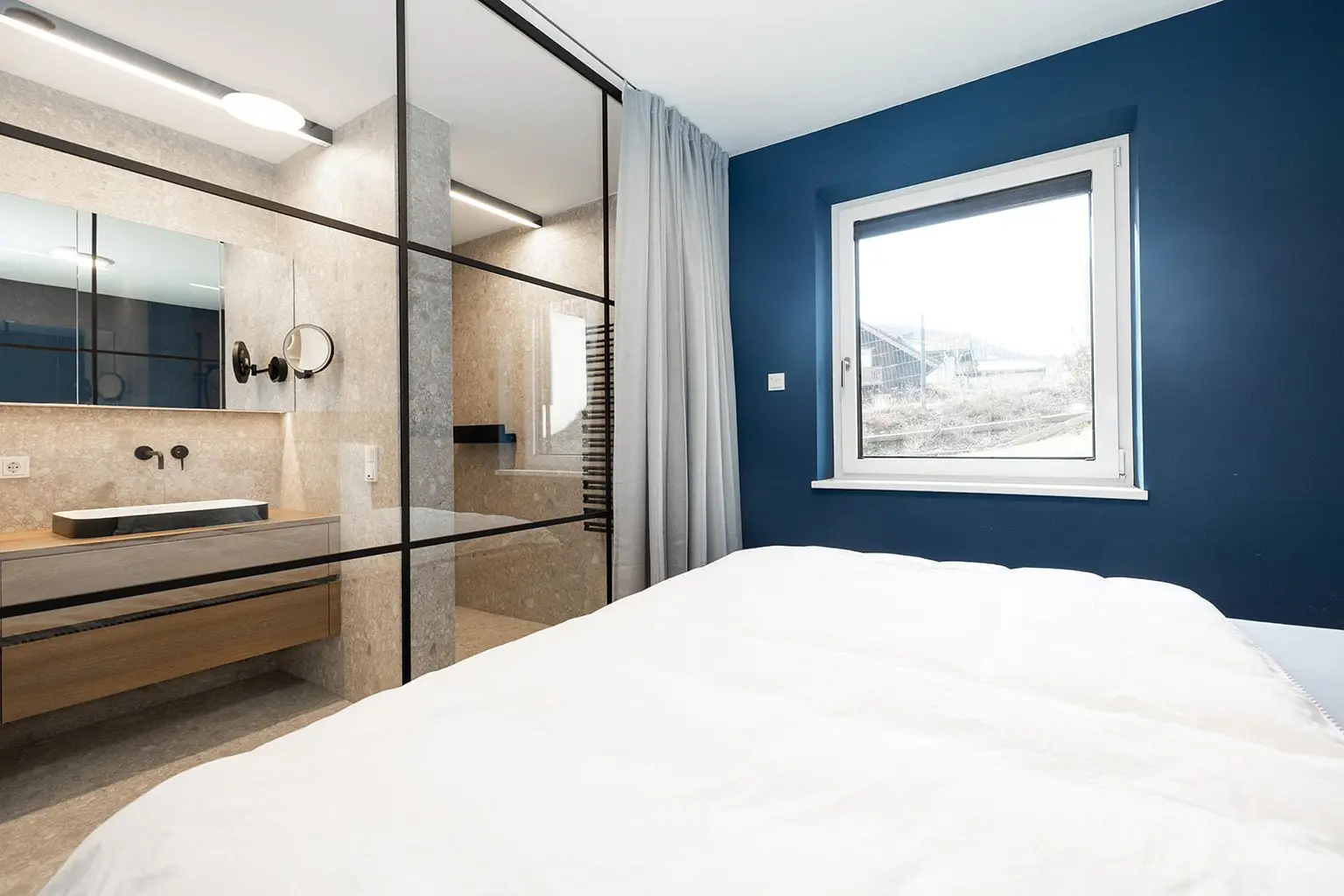 Zimmer mit Blick ins Bad