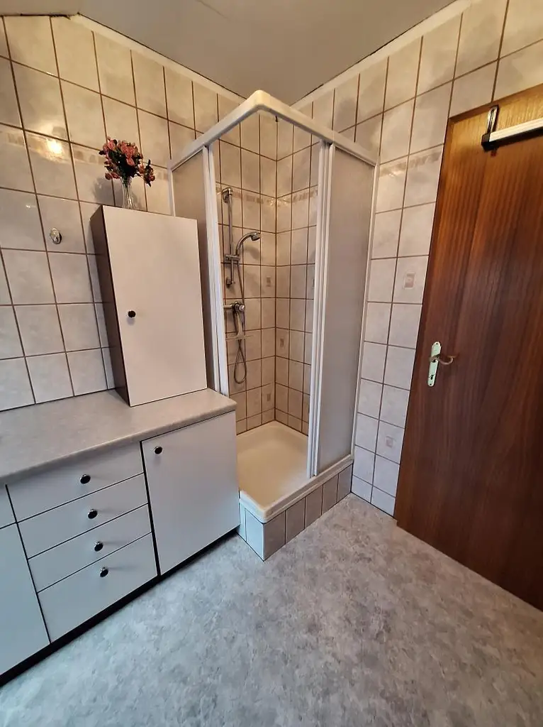 Absolut ruhig gelegen Villa mit überdachtem Pool, direkt am Waldrand auf 2.003 m² Grundstück.