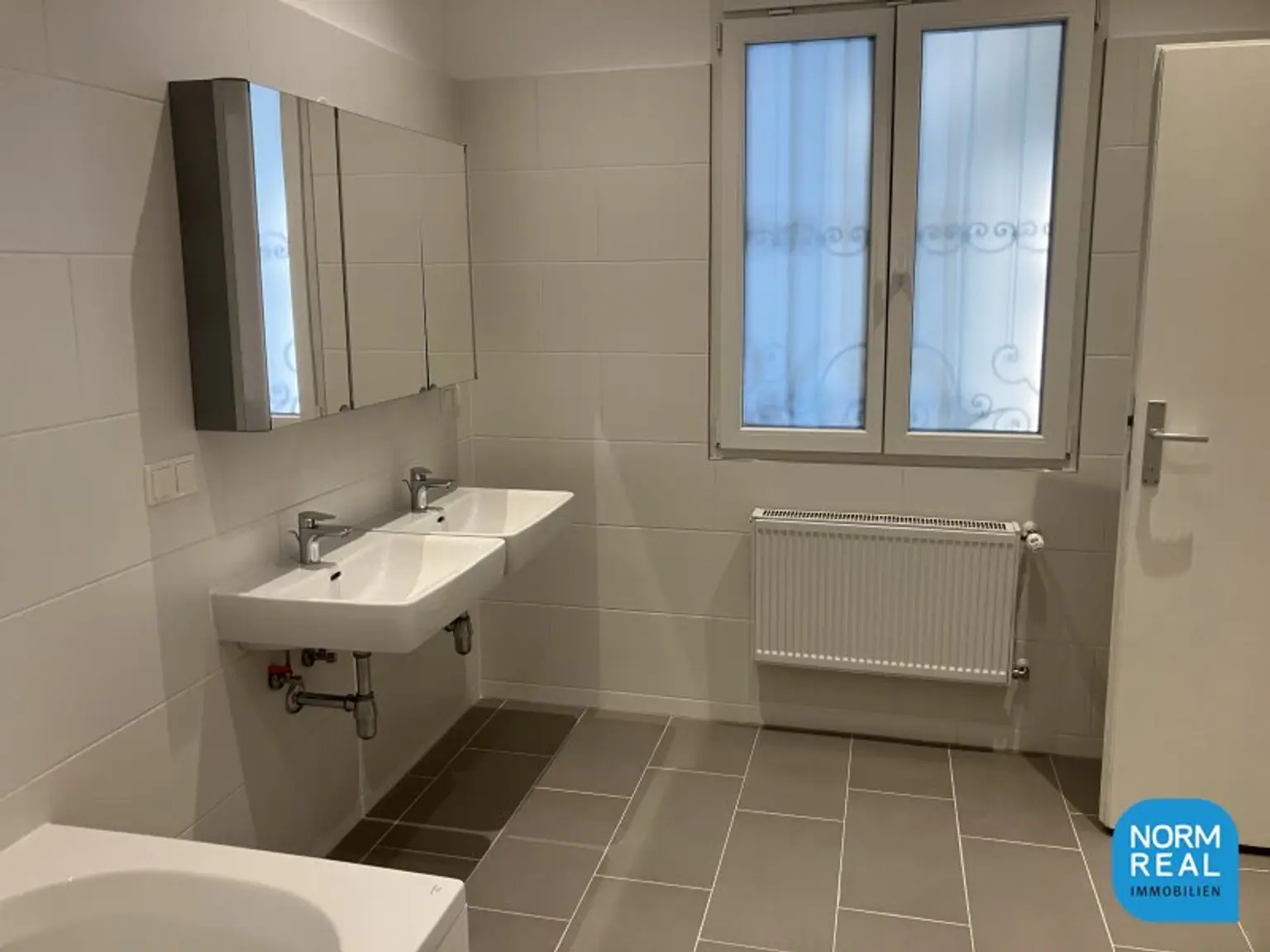 Elegante 4 Zimmer Erker Altbauwohnung