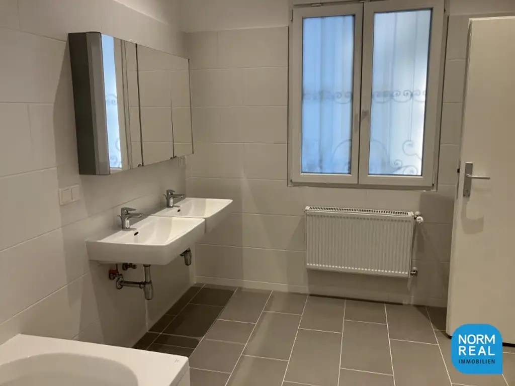 Elegante 4 Zimmer Erker Altbauwohnung