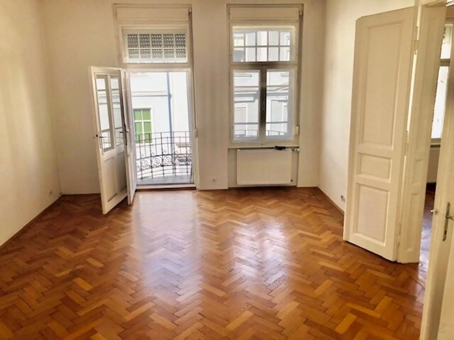 Zimmer 2 mit Balkon (straßenseitig)