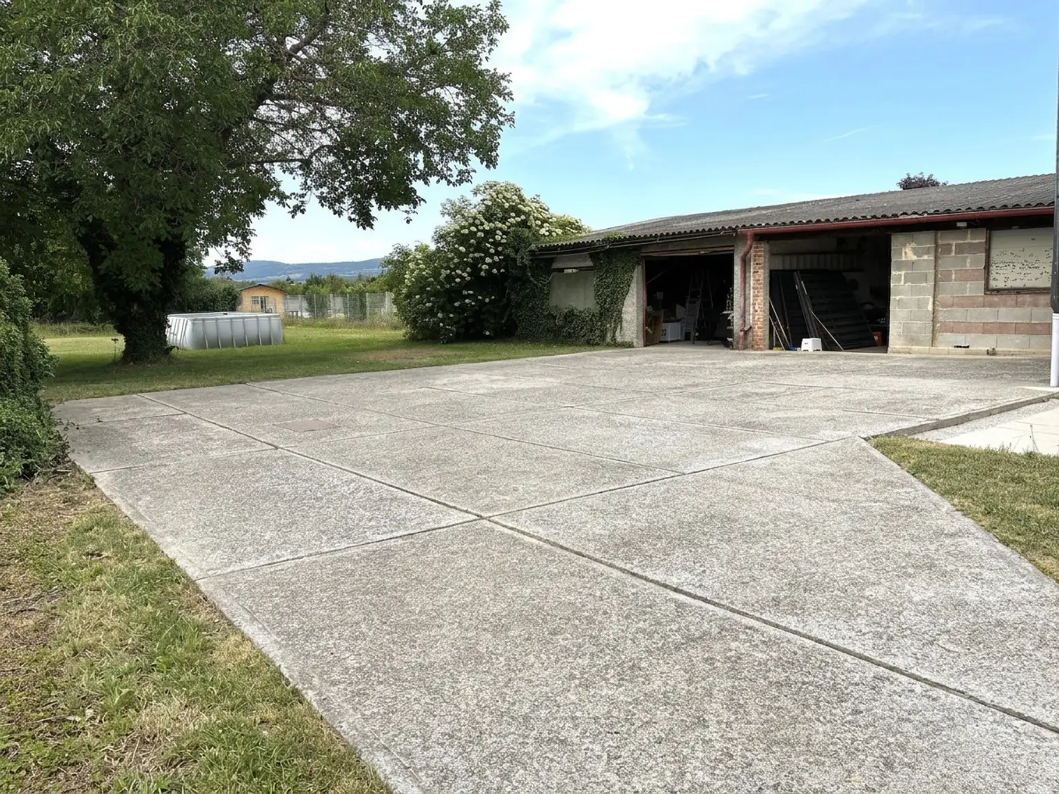 Garagen und Werkstatt(Betonplatten mit KI gesäubert)