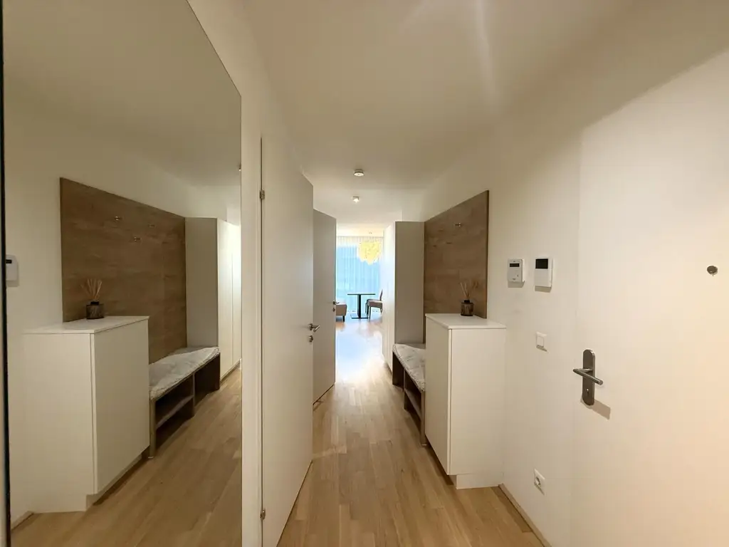 Exklusiv und komplett möblierte 3-Zimmer-Terrassenwohnung für gehob. Ansprüche // Excl. and fully furnished 3-room terr. apt for discerning tastes //