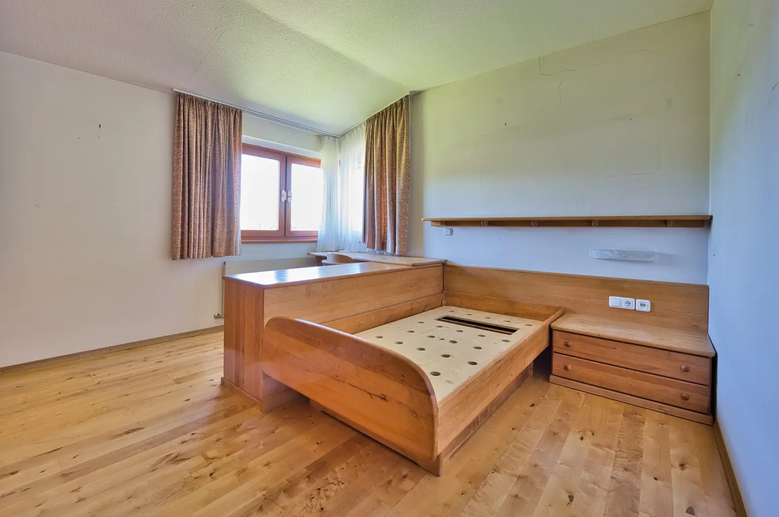 Exklusivität und Privatsphäre pur auf 2.610 m2 Grundfläche! Von der Terrasse in den Schwimmteich.