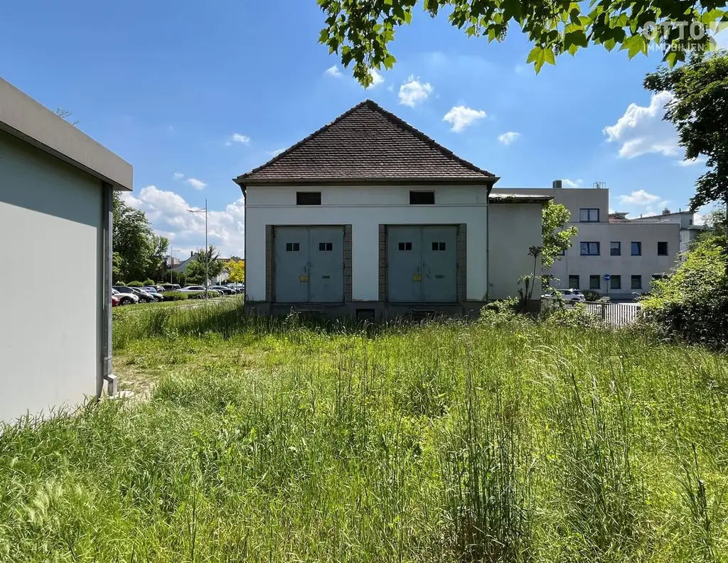 Urbanes Grundstück mit altem Trafohäuschen