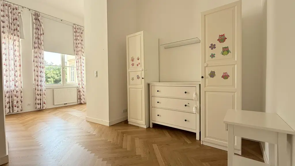 Prachtvolle Beletage mit Balkon in Bestlage am Rochusmarkt! Komplett möbliert.