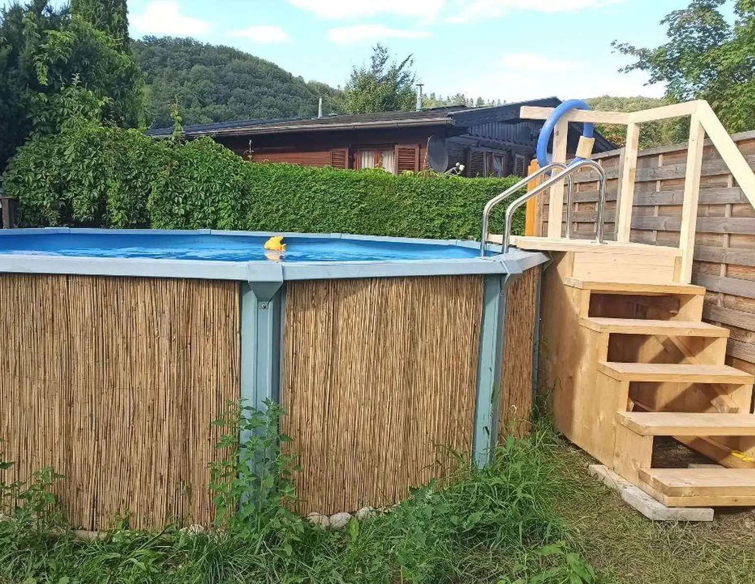 Winterfestes Tiny House mit großem Pool auf Pachtgrund in Hainfeld zu vergeben.