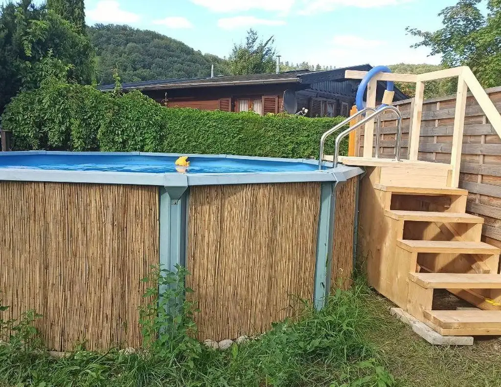 Winterfestes Tiny House mit großem Pool auf Pachtgrund in Hainfeld zu vergeben.