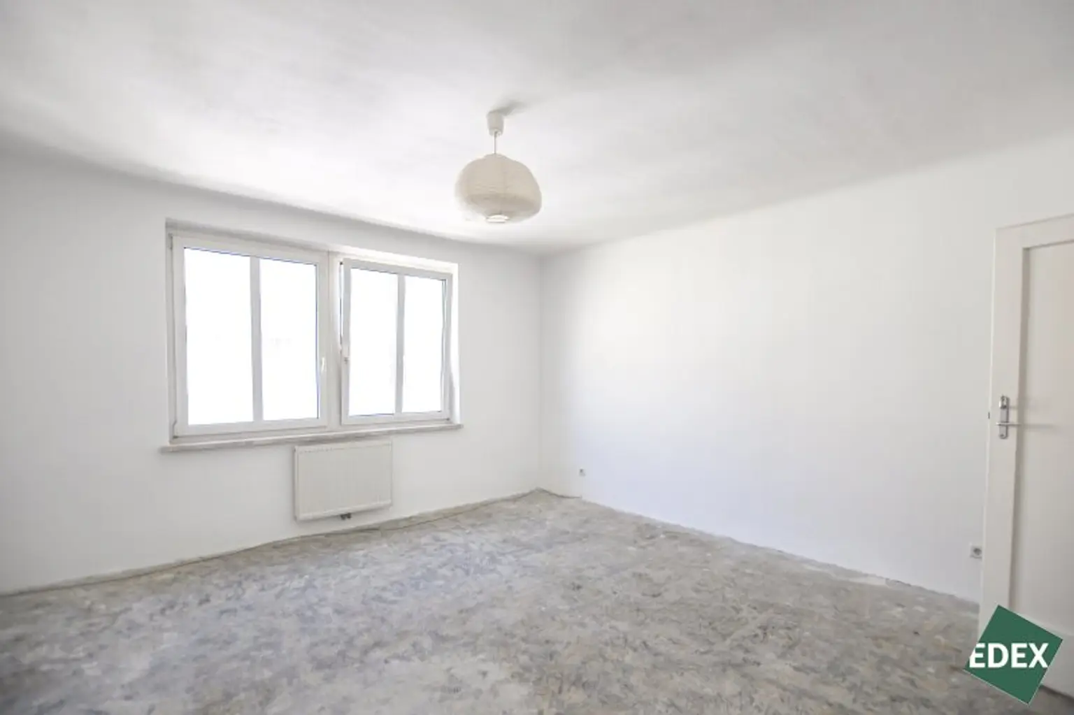 Direkt am Schweizergarten: Schöne 2-Zimmer-Wohnung mit separater Küche