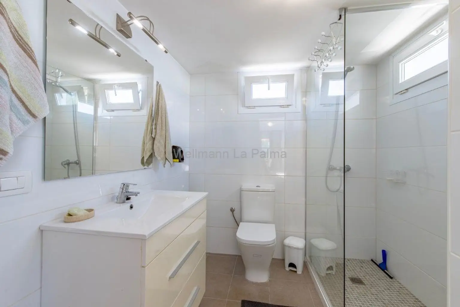 Bad mit Dusche und WC