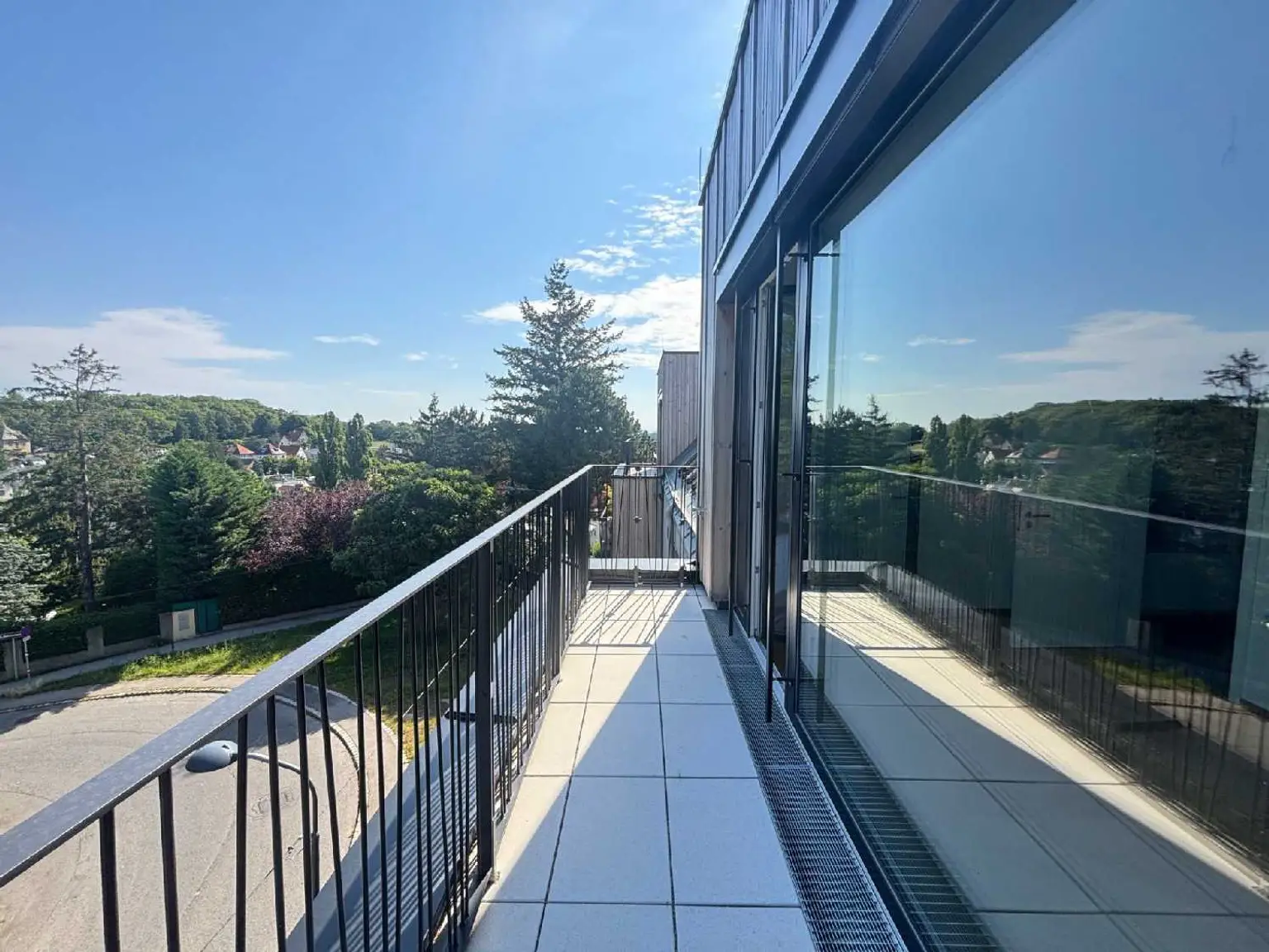 STOCK IM WEG - "Licht. Raum. Luxus. - 5 Zimmer Dacherstbezug mit Gartenblick, Südterrasse & Garage"