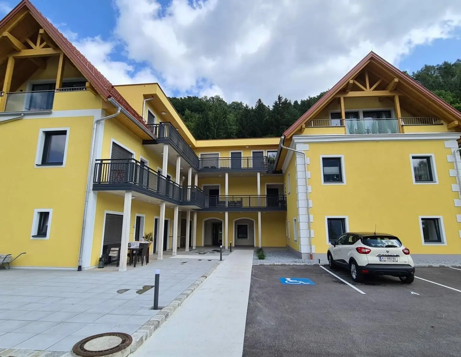 Liebevoll renoviertes Ertragsobjekt mit 14 Wohneinheiten incl. Bauland