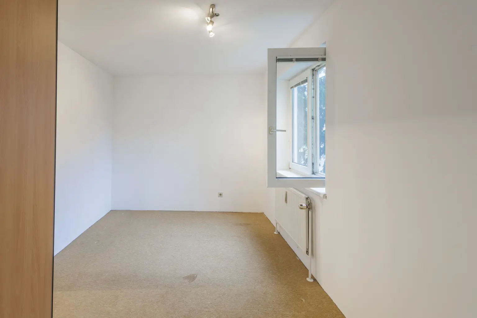 Ruhige 2-Zimmer-Wohnung mit Gartenblick und Garagenplatz