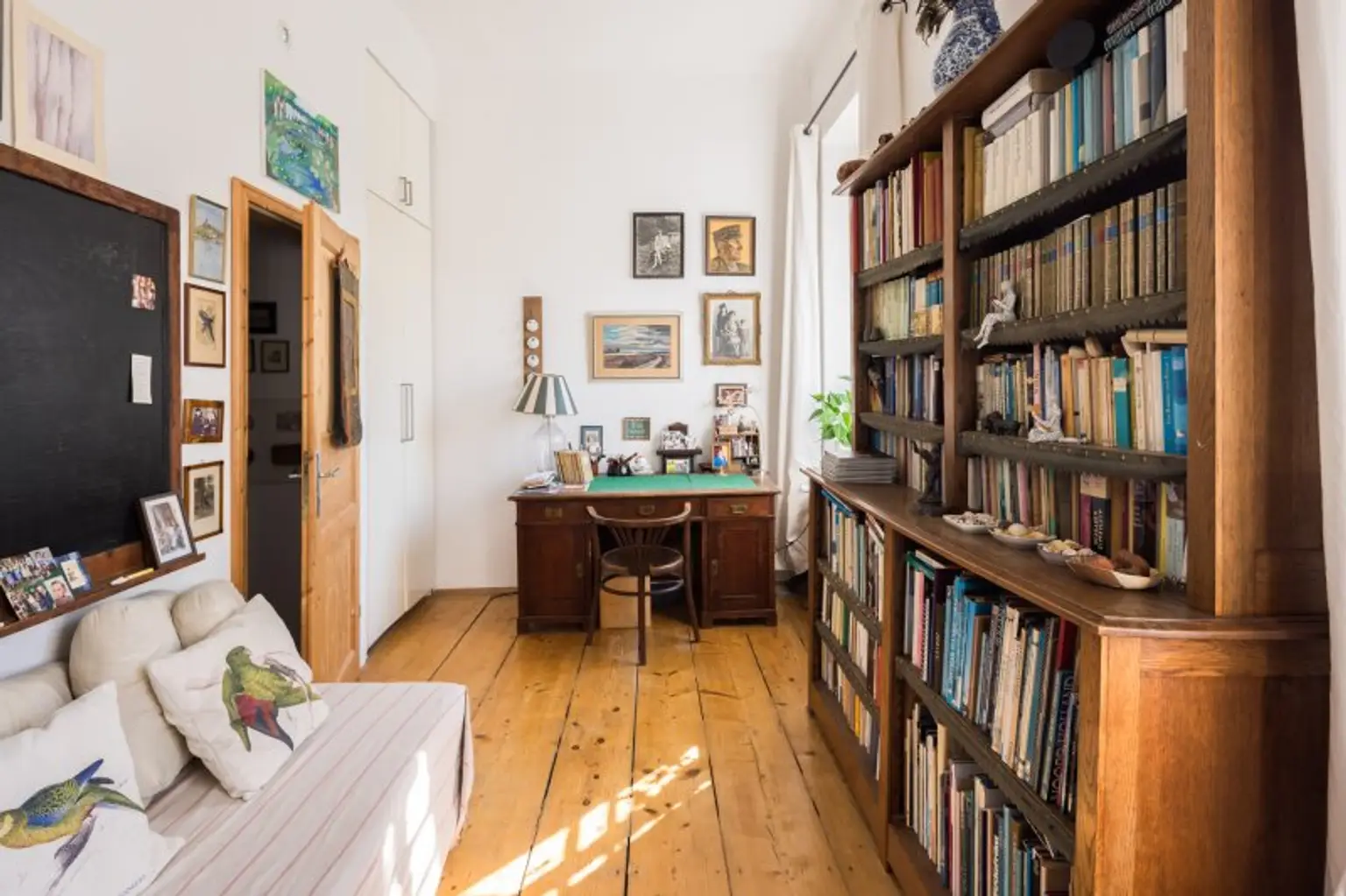 Kleines Arbeitszimmer mit Schlafmöglichkeit