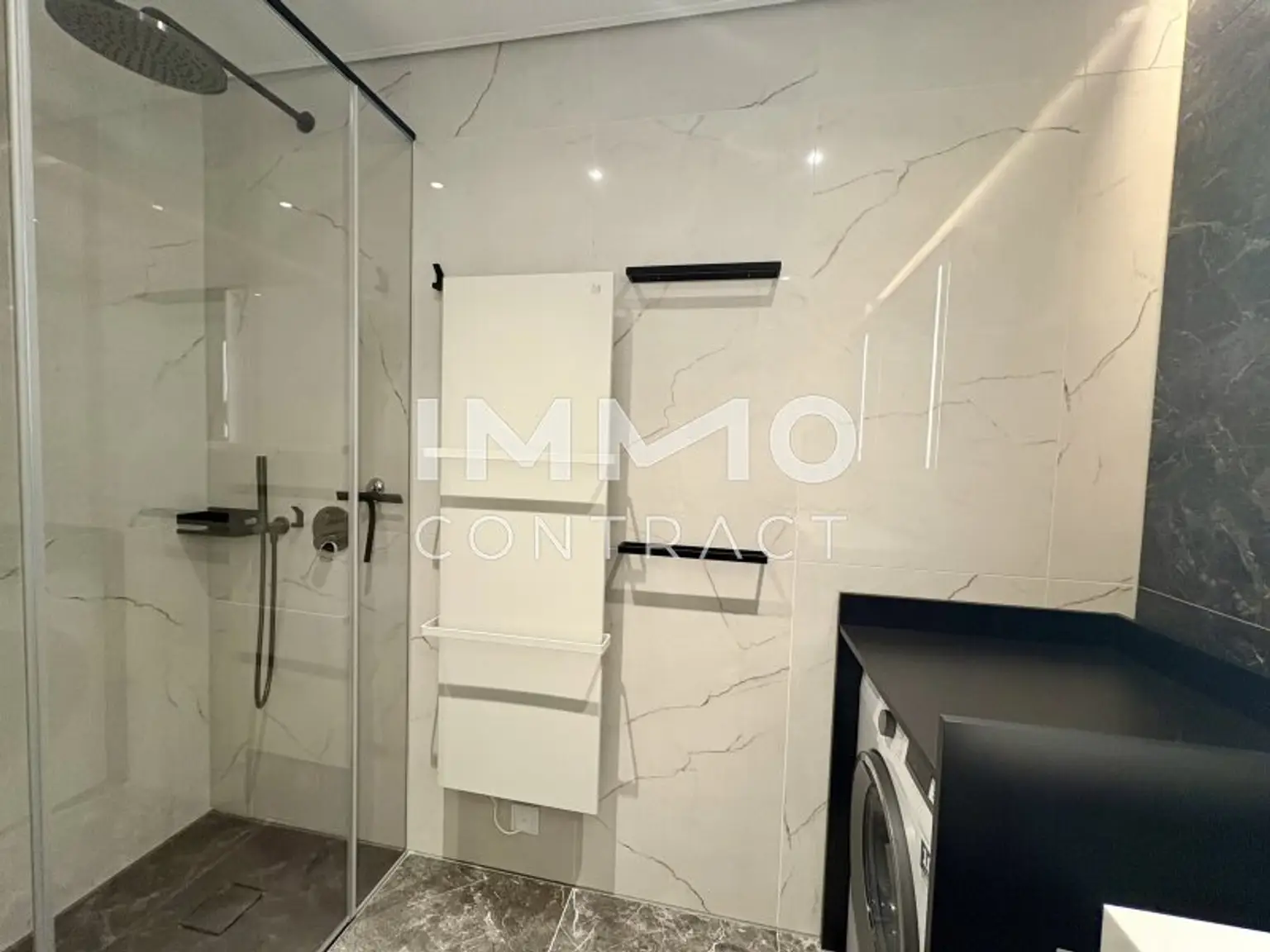 Badezimmer mit Waschmaschine