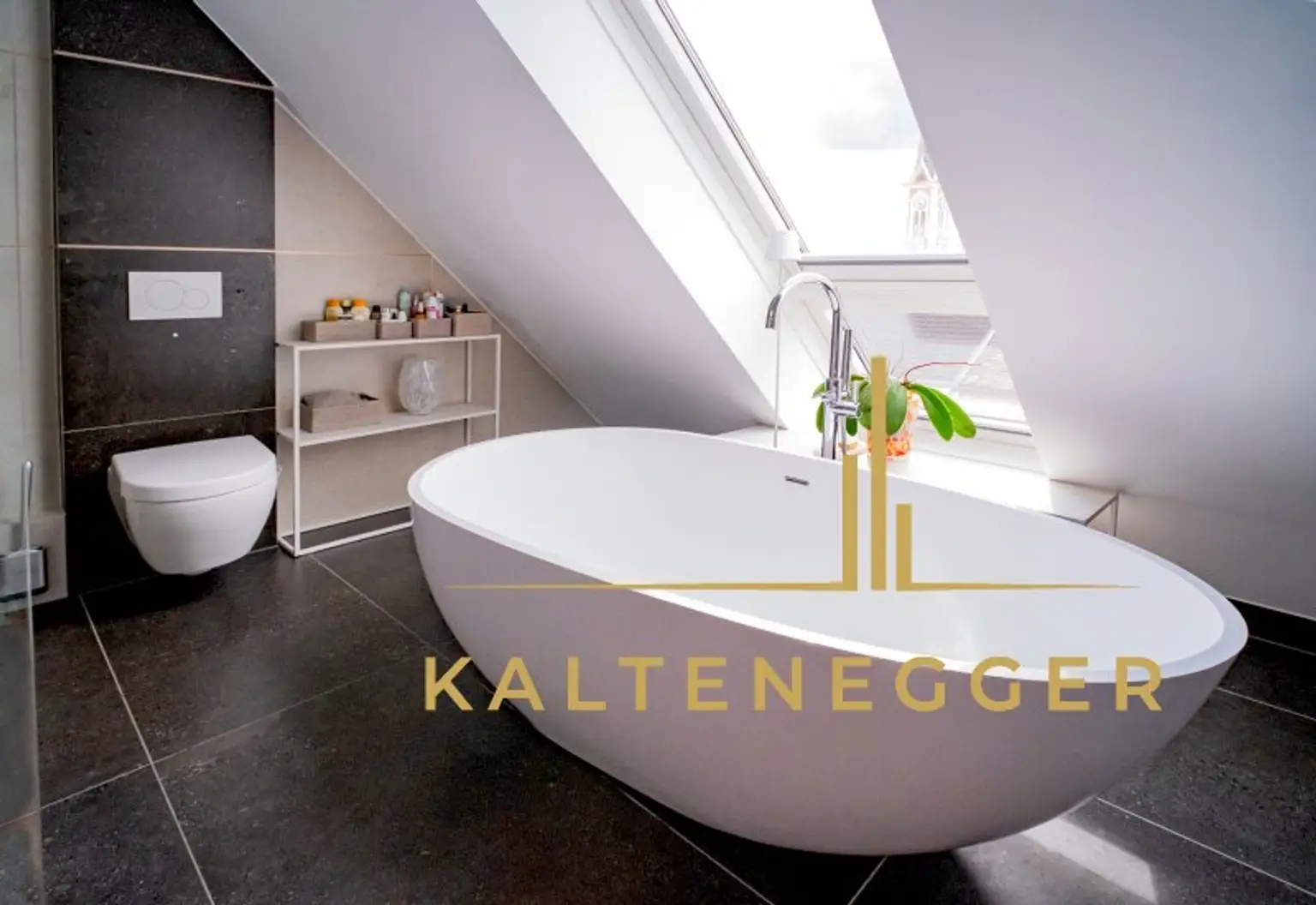 Badezimmer + WC, nur vom Schlafzimmer aus begehbar, ca. 12,50 m²