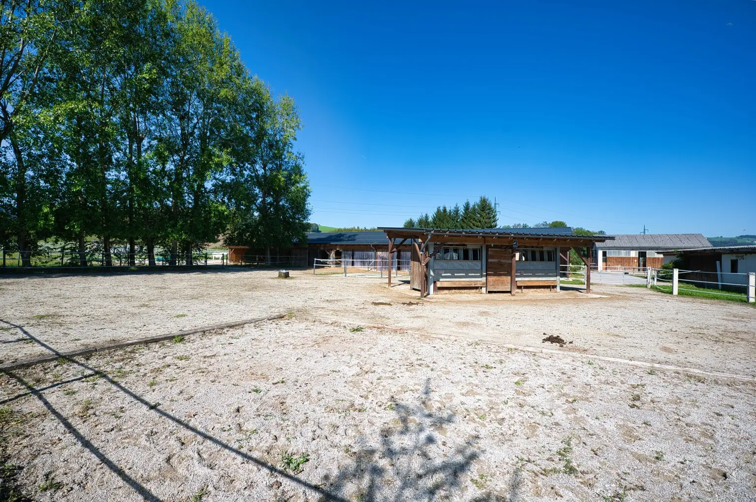 Reiterhof. Vierkanter. Wirtshaus. Zimmervermietung. Wohnungen. Natur.