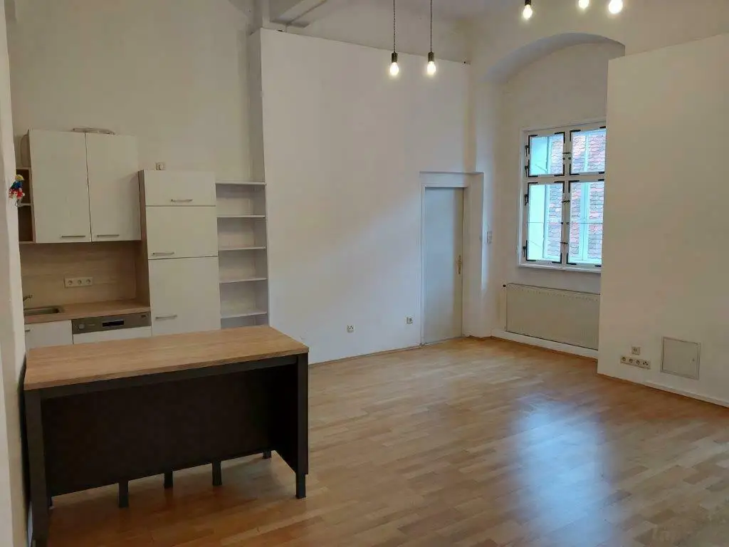 Provisionsfrei: günstige 3-Zimmer-Altbauwohnung in der Innenstadt zwischen Glockenspielplatz und Dom
