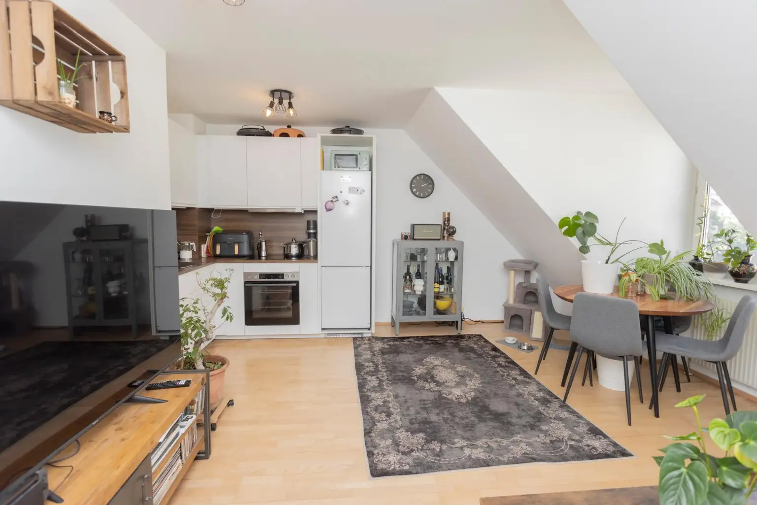 Dachgeschoß-Wohnung in U4- und Schönbrunn-Nähe