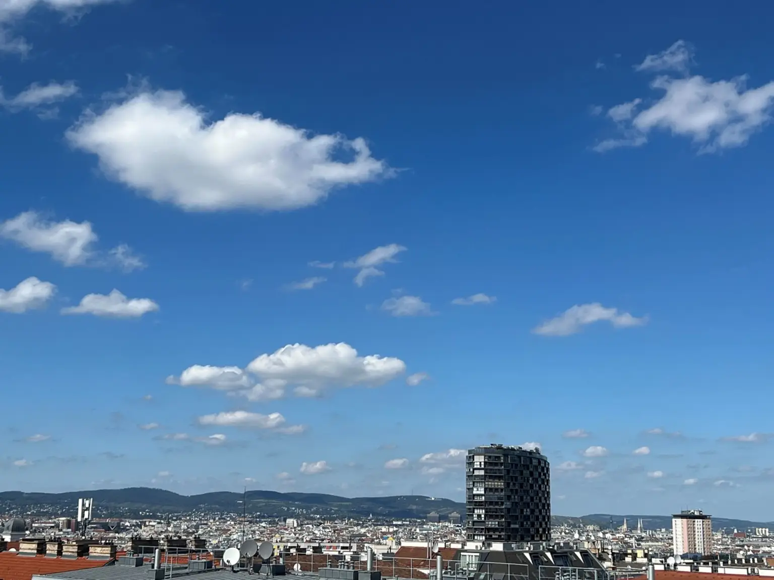 9 | MODERNE Dachgeschosswohnung - Top Zustand, Terrasse mit Ausblick | Prima Service Immobilien