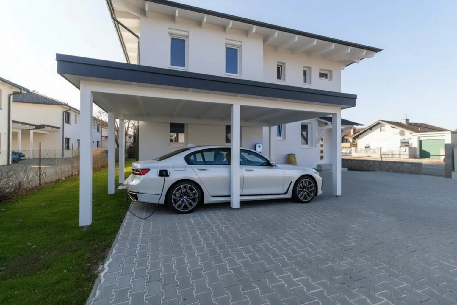 Eingangsbereich mit Carport und Elektroladestation: KI generiert