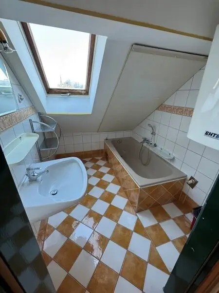 "GRÖDIG - Geräumiges 2,5 Zimmer Appartement im Dachgeschoss mit PKW-Stellplatz"
